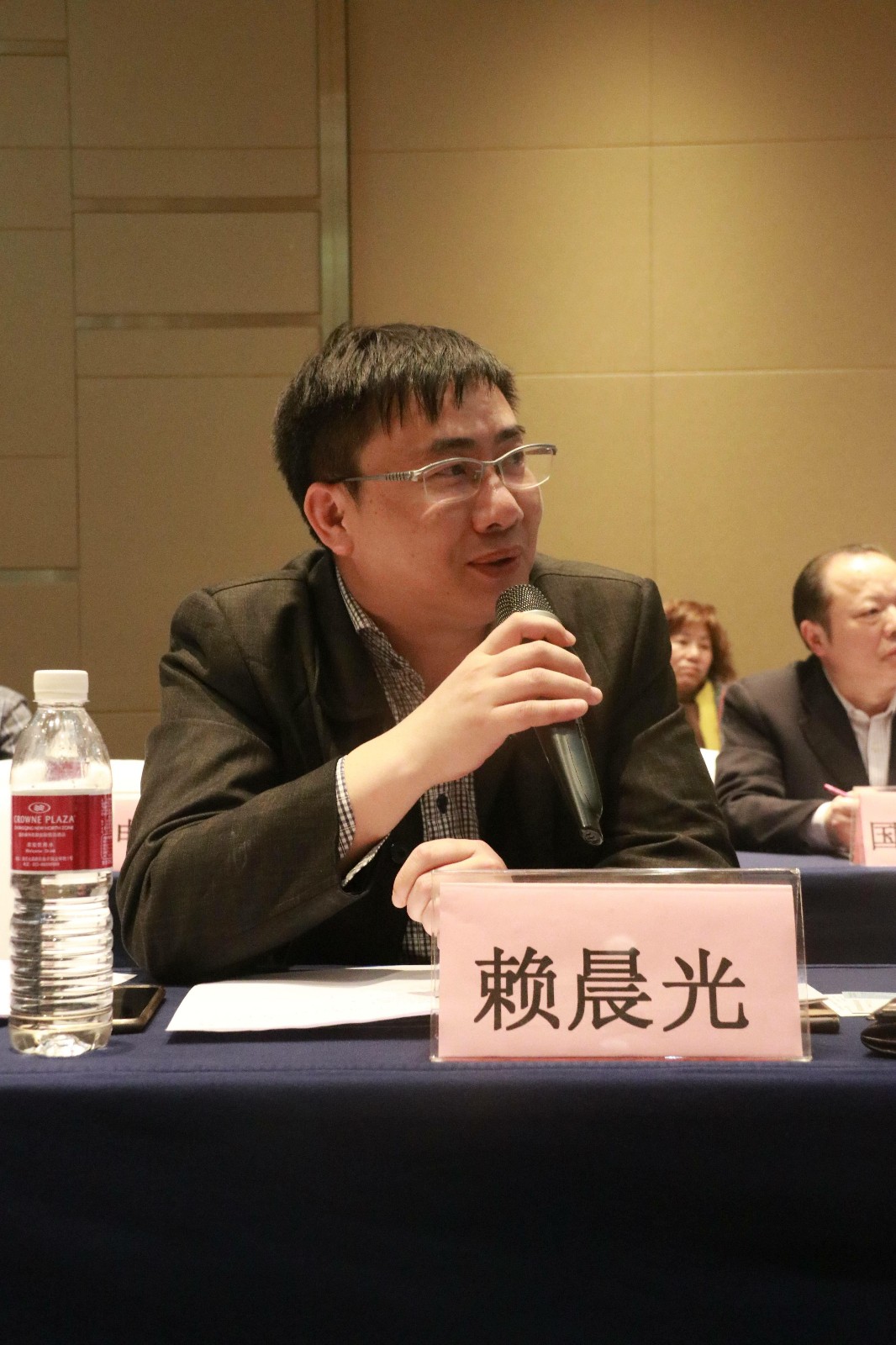 重庆市信委材料处张博,滨州市铝行业协会赵前方分别